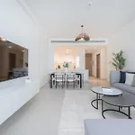 Elegant Relaxing 3-Bedroom Apartment In Perfect Location At Canal Front 6